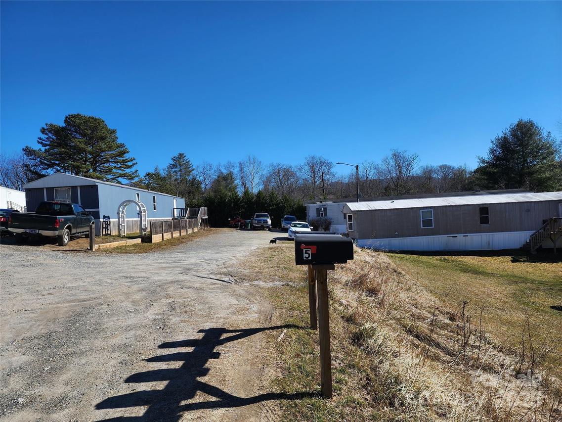 5 Becky Ln., Fairview, NC 28730