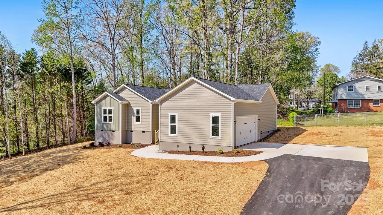 9165 Cherokee Dr., Hickory, NC 28601
