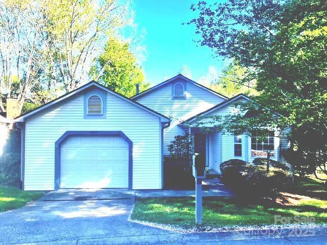 209 Hampton Ct., Hendersonville, NC 28791