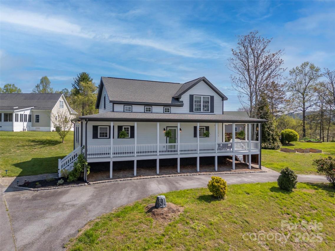 209 Hidden Meadow Dr., Hendersonville, NC 28792