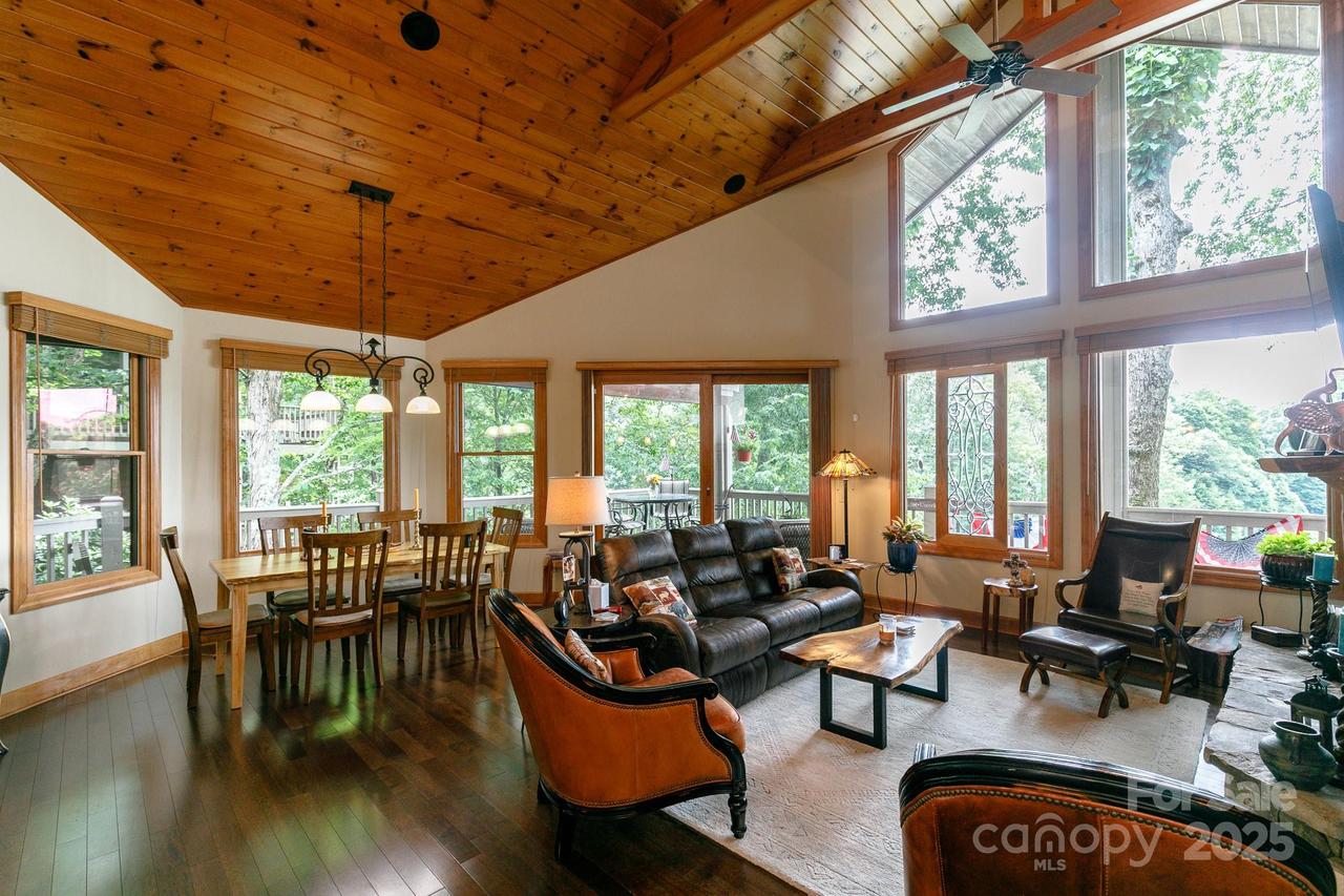 25 Ivy Point Ln., Burnsville, NC 28714
