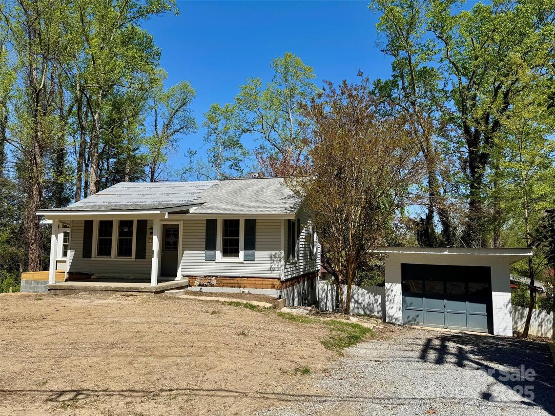 1812 Lower Ridgewood Blvd., Hendersonville, NC 28791