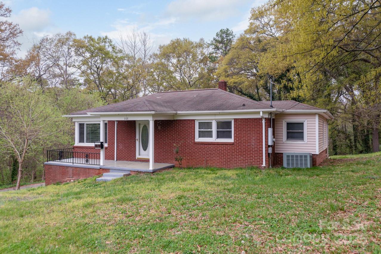 668 Riverside Dr., Lincolnton, NC 28092
