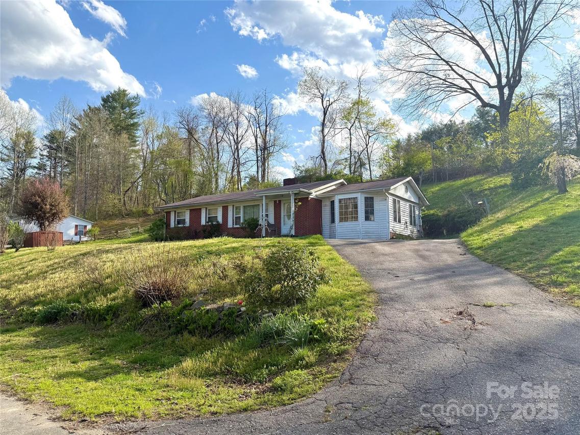 106 Chapel St., Spruce Pine, NC 28777