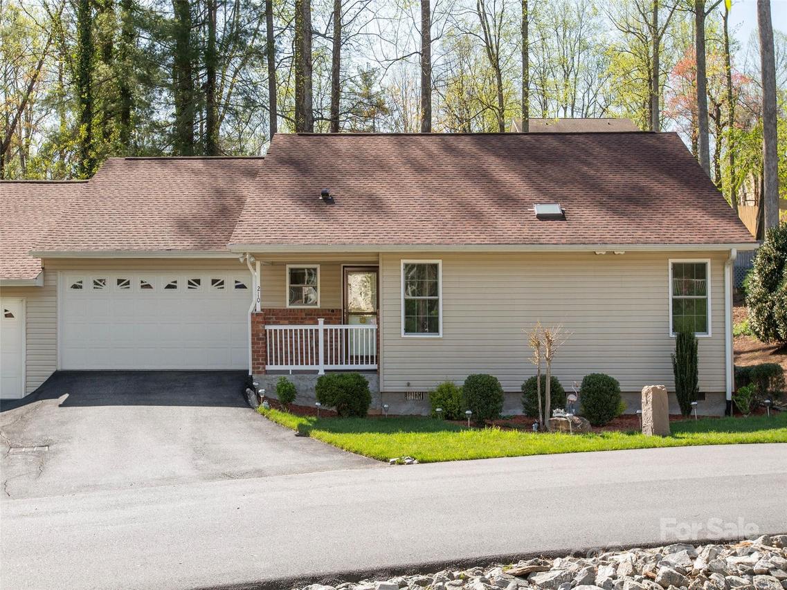 210 Allen Paul Dr., Hendersonville, NC 28791