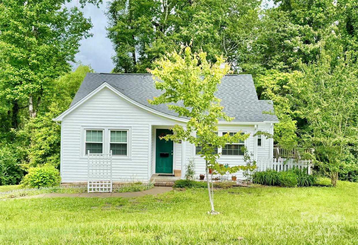 341 Eastover Cir., Lenoir, NC 28645