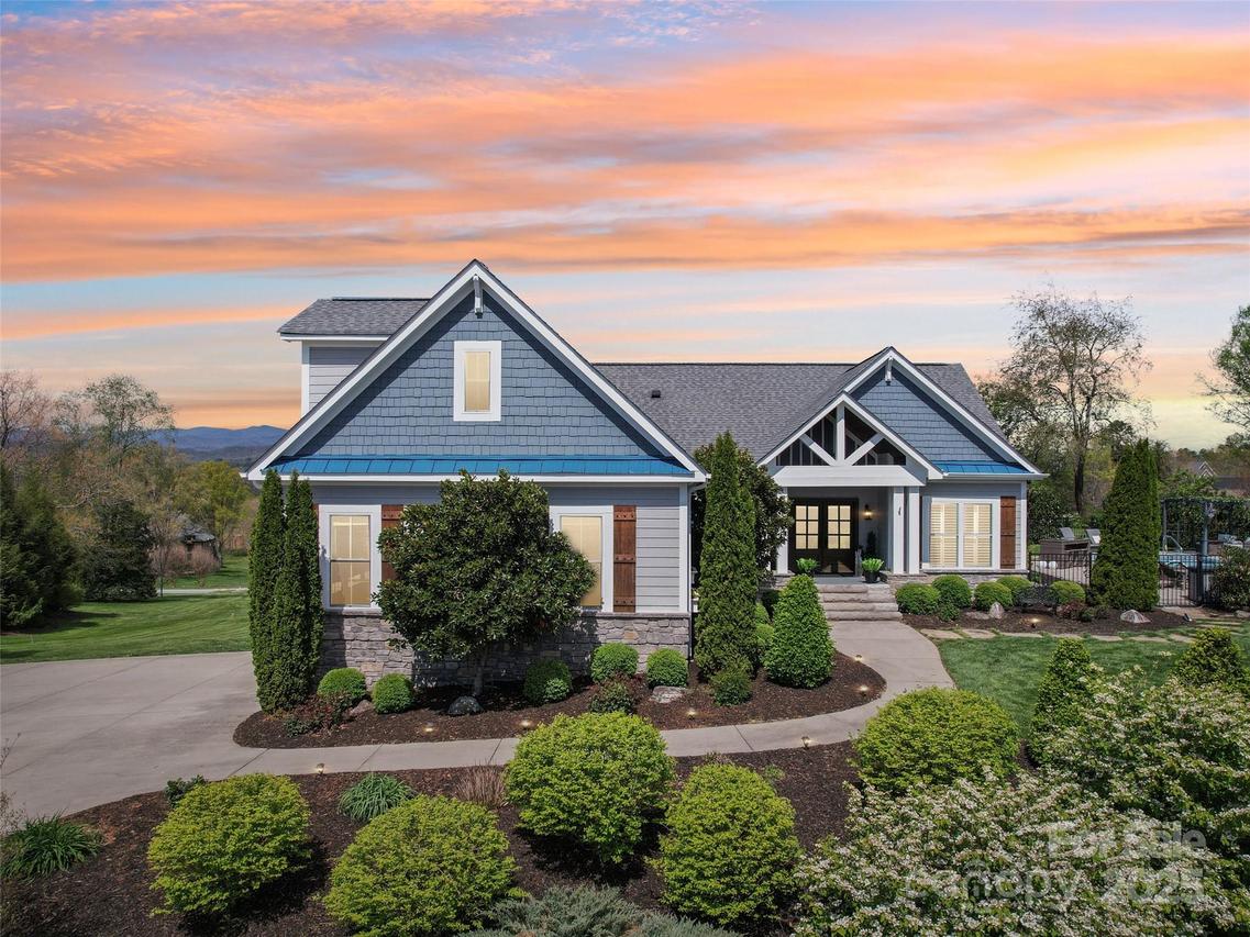 74 Ridgeview Hill Dr., Hendersonville, NC 28791