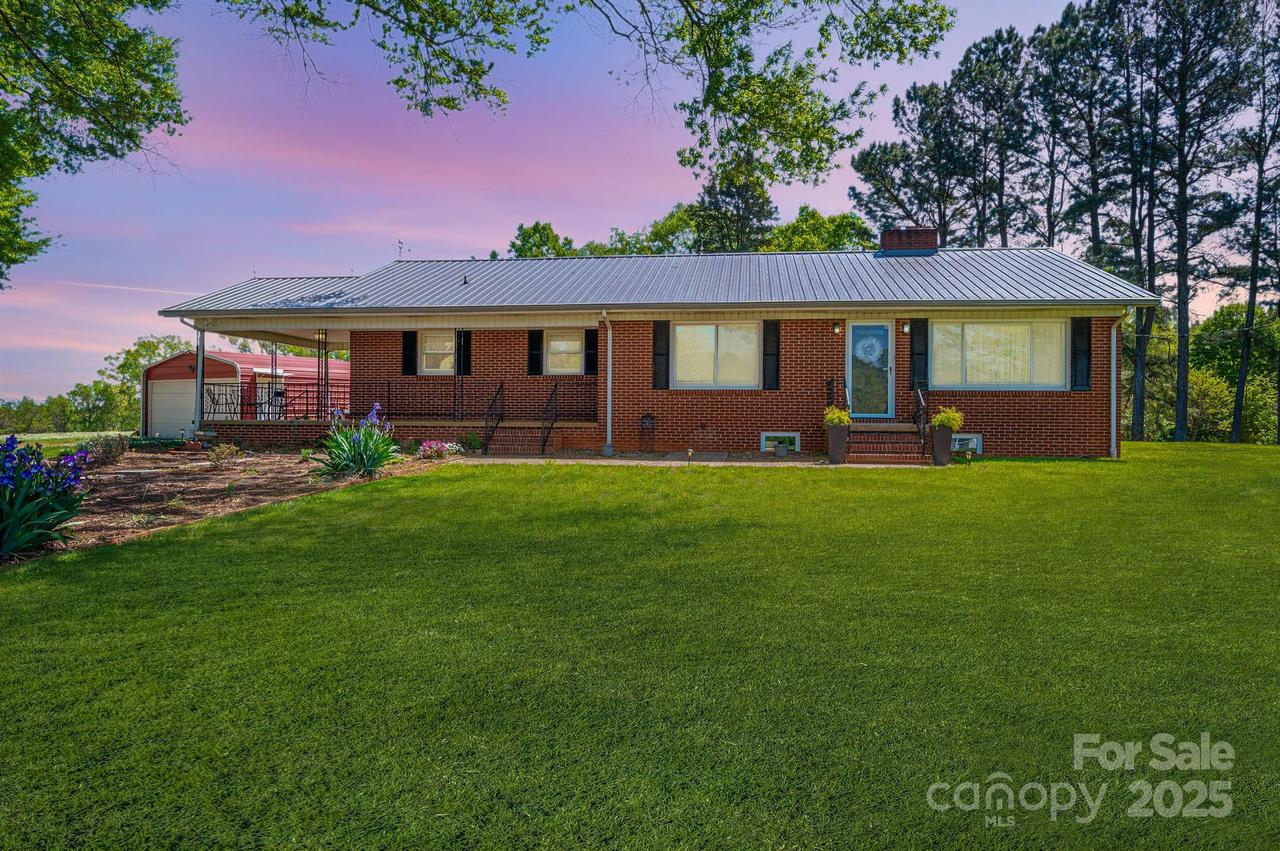 3340 Wrenwood Dr., Newton, NC 28658