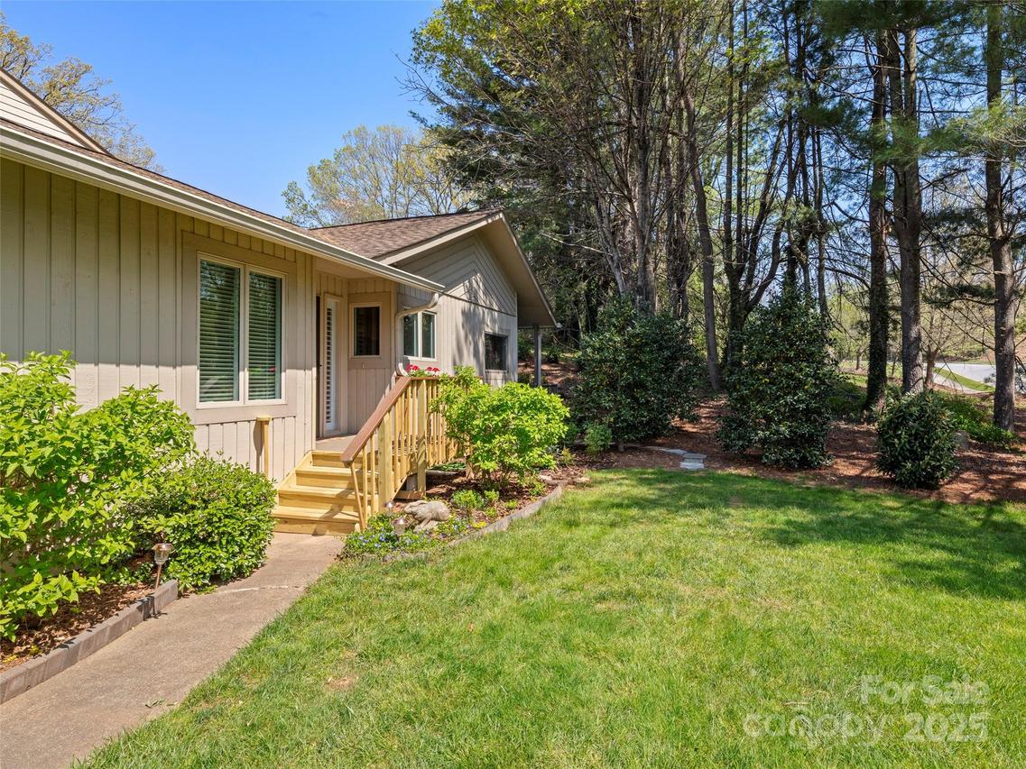105 Deerlake Dr., Asheville, NC 28803