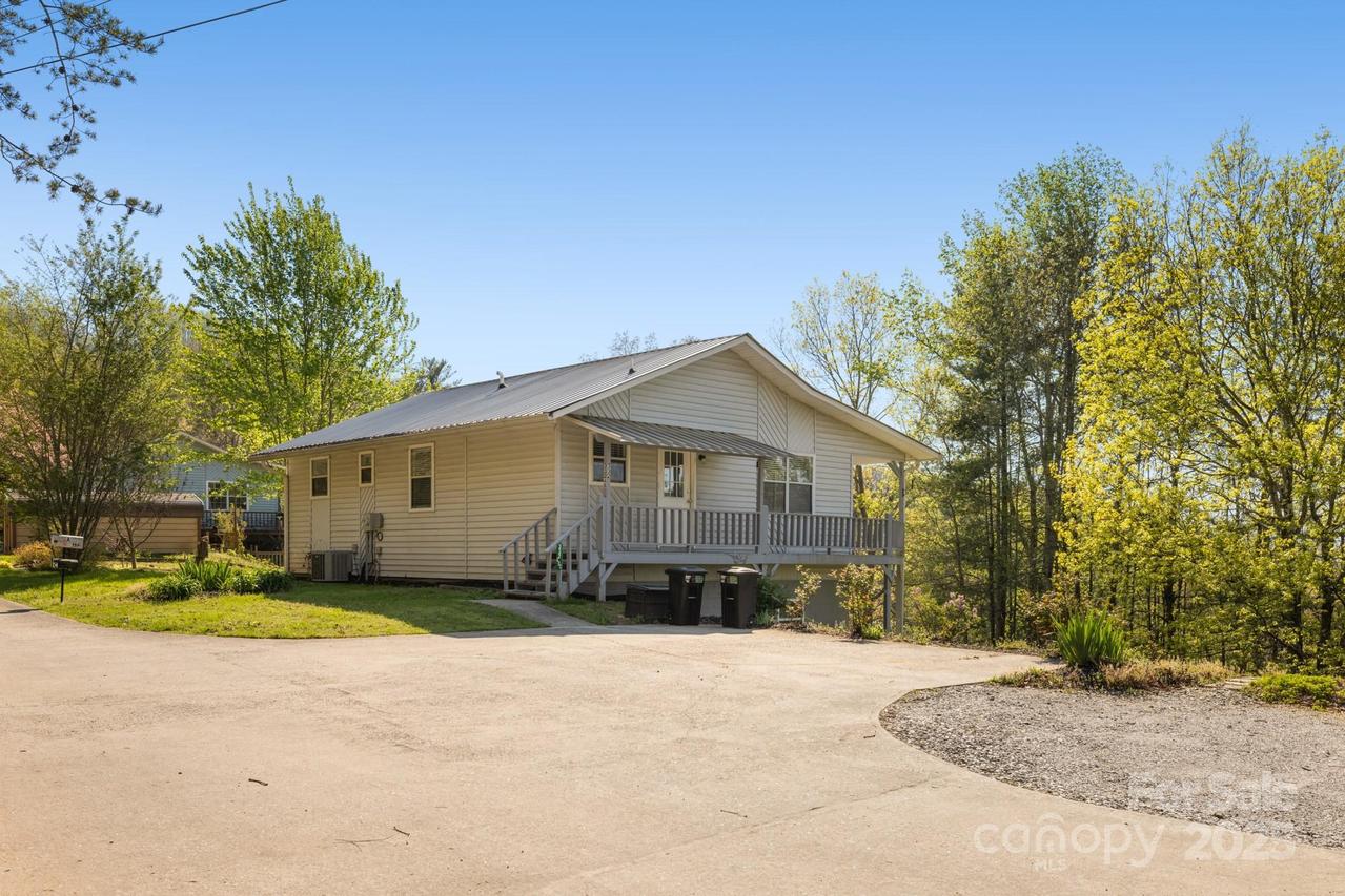 332 Cherrywood Cir., Hayesville, NC 28904
