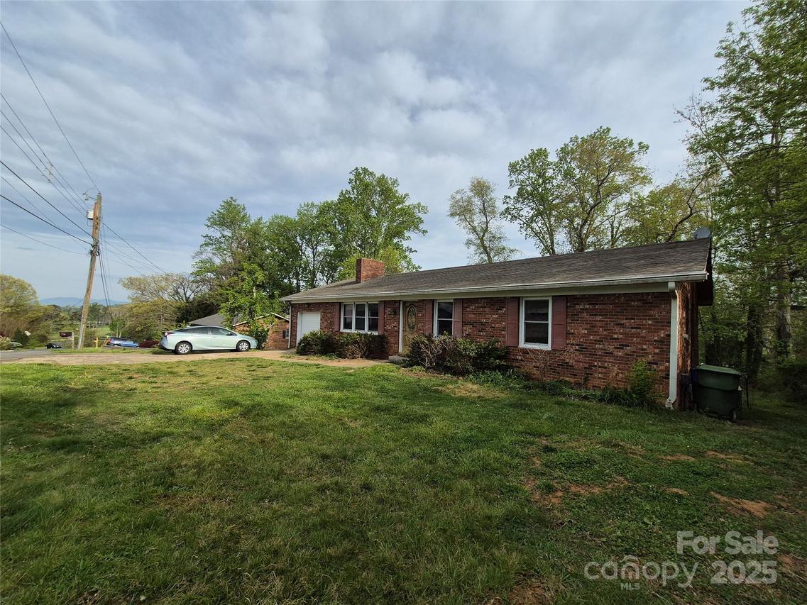 64 Round Top Rd., Asheville, NC 28803