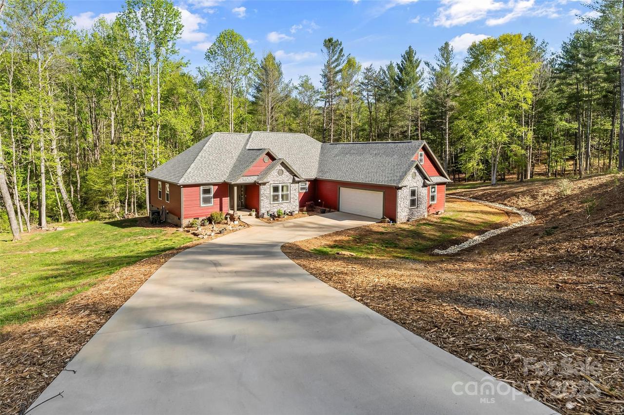 3381 Peninsula Pointe Dr., Valdese, NC 28690