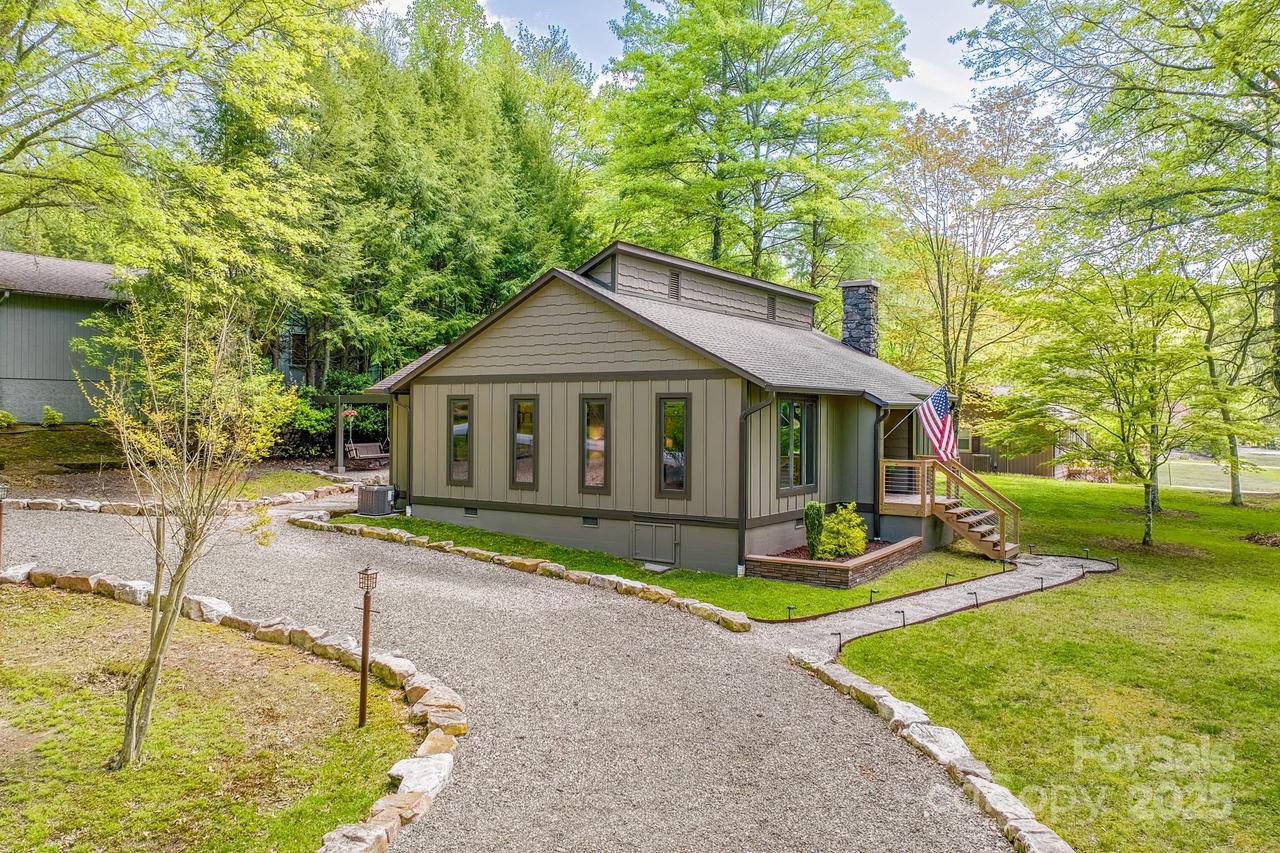 22 Dalonigei Ct., Brevard, NC 28712