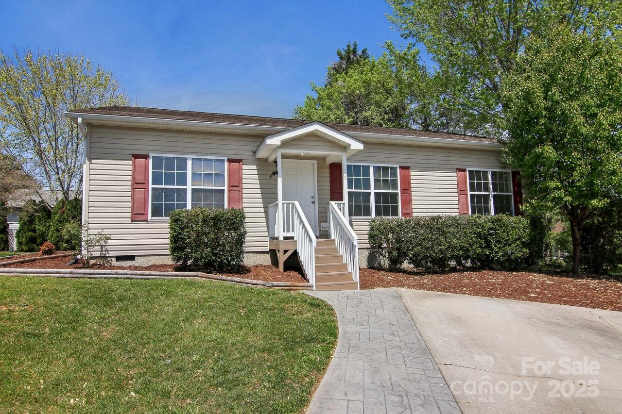 11 N Frederick Ln., Hendersonville, NC 28792