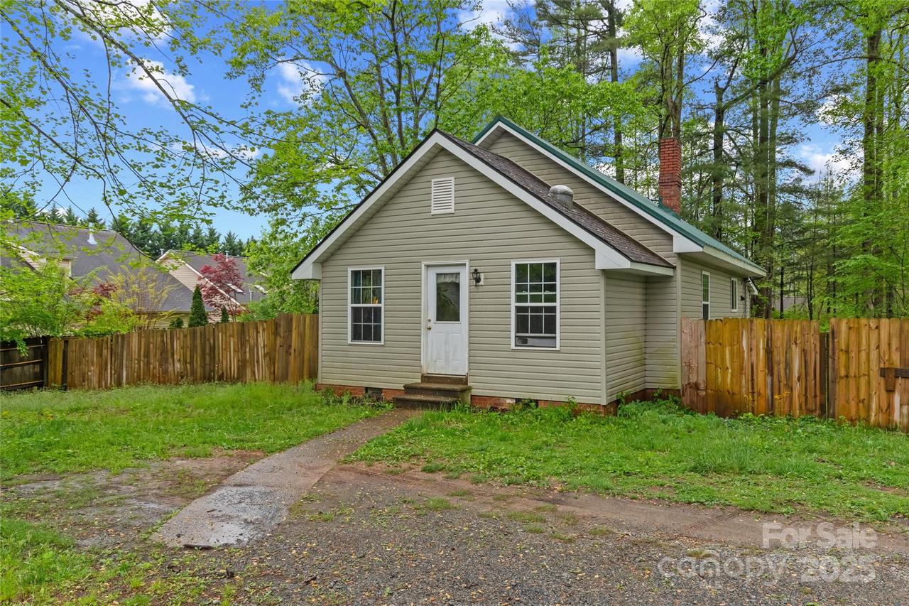 73 Pike Pl., Brevard, NC 28712