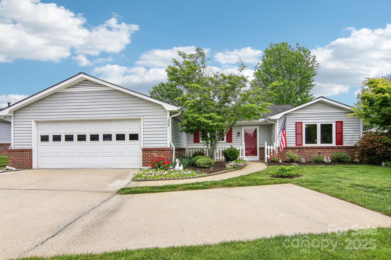 208 Dartcrest Dr., Hendersonville, NC 28792
