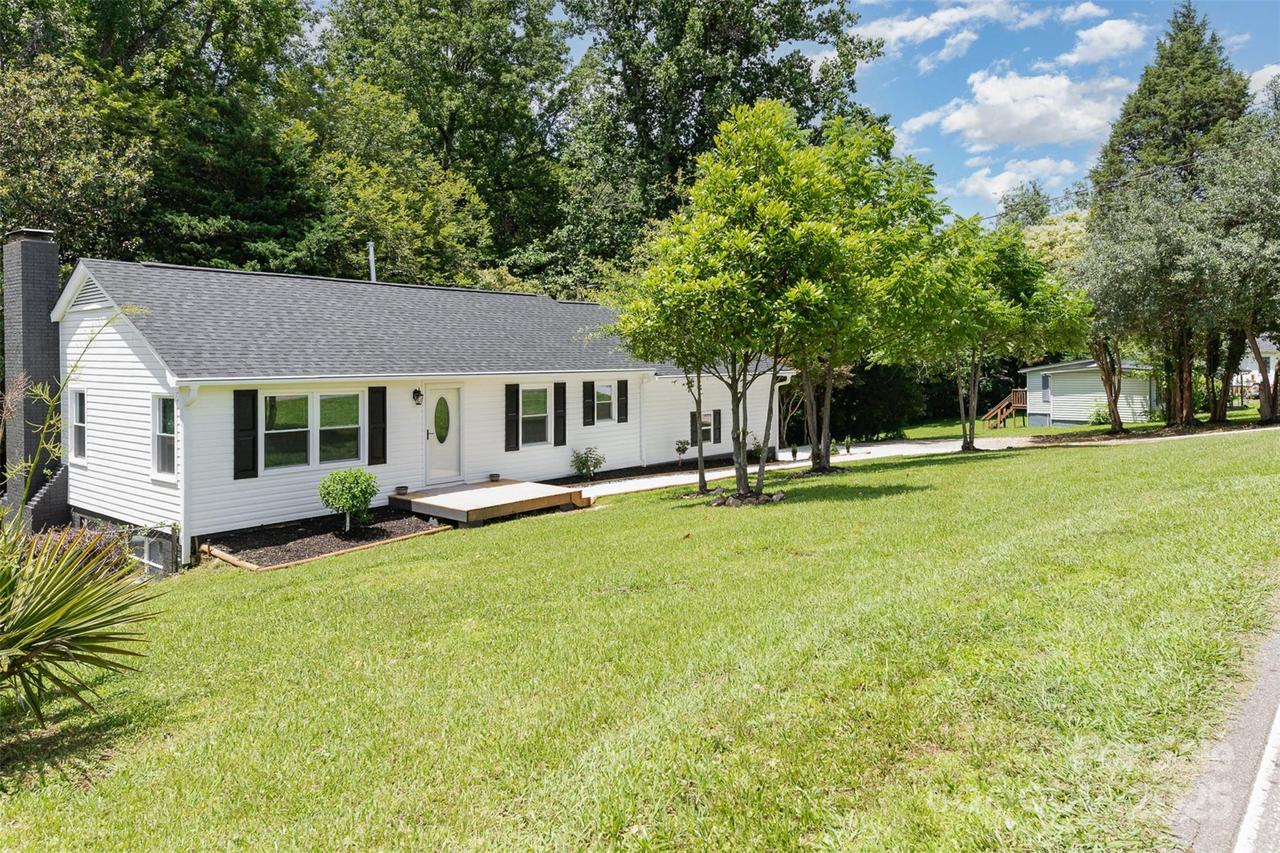 221 Belton Ave., Mount Holly, NC 28120