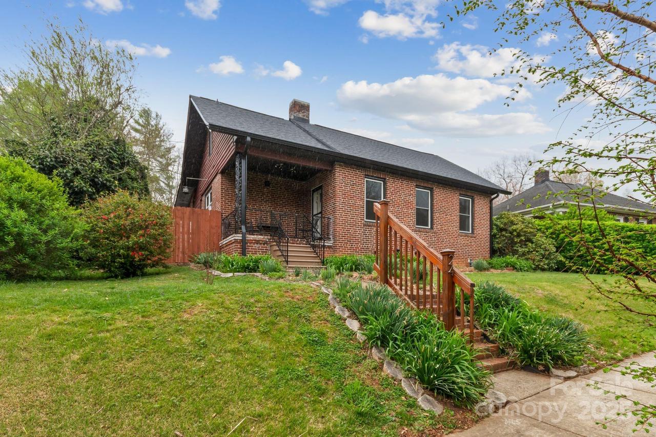 24 Enka Orchard St., Candler, NC 28715