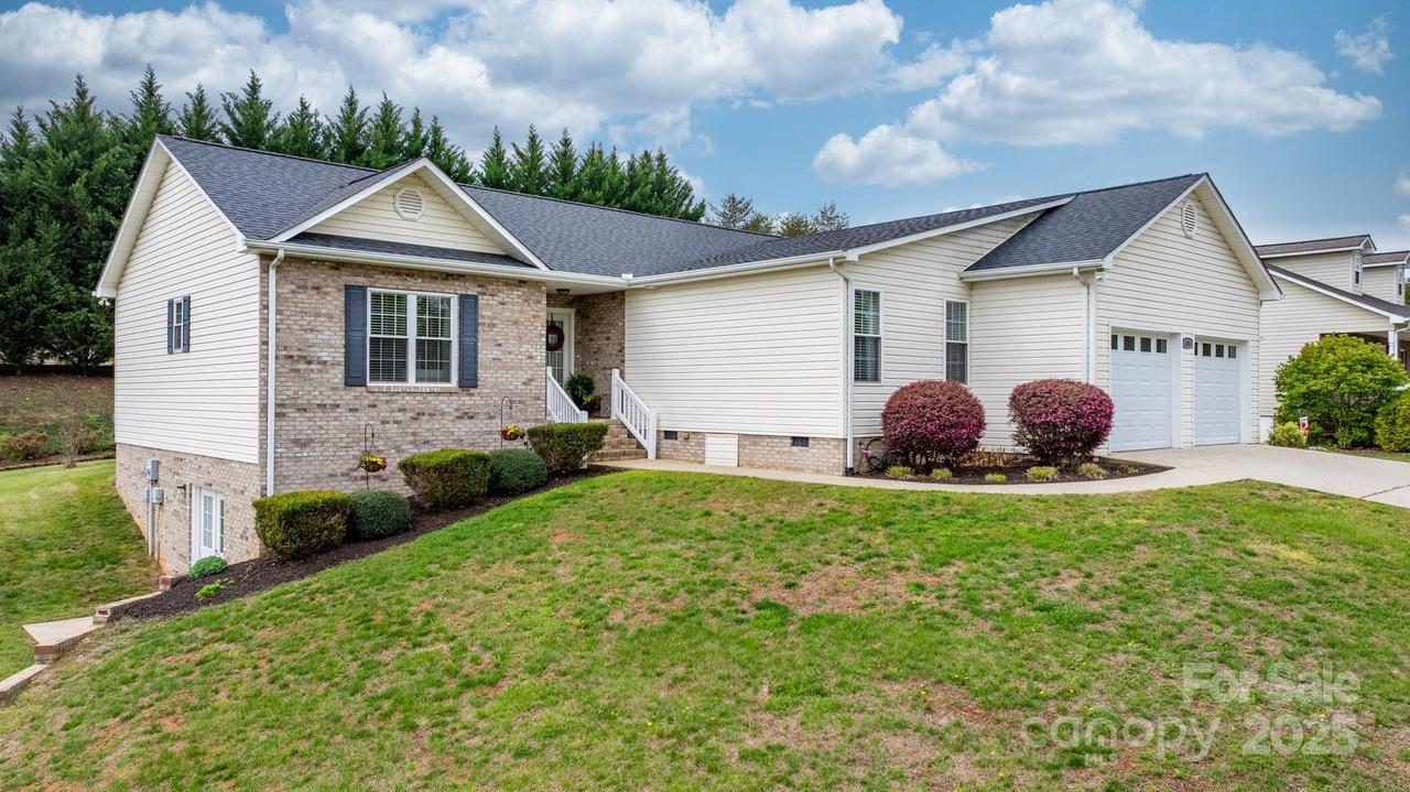 108 White Hall Ln., Hudson, NC 28638