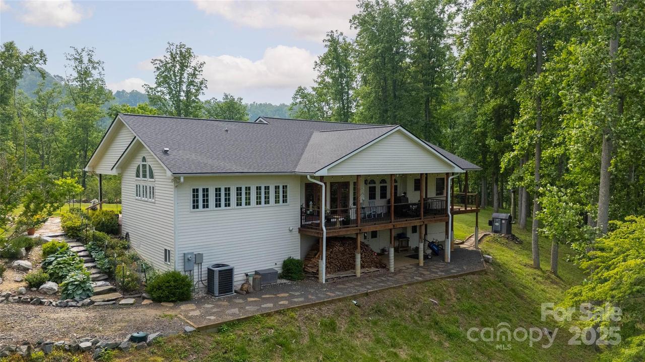 12 Riverview Dr., Bakersville, NC 28705