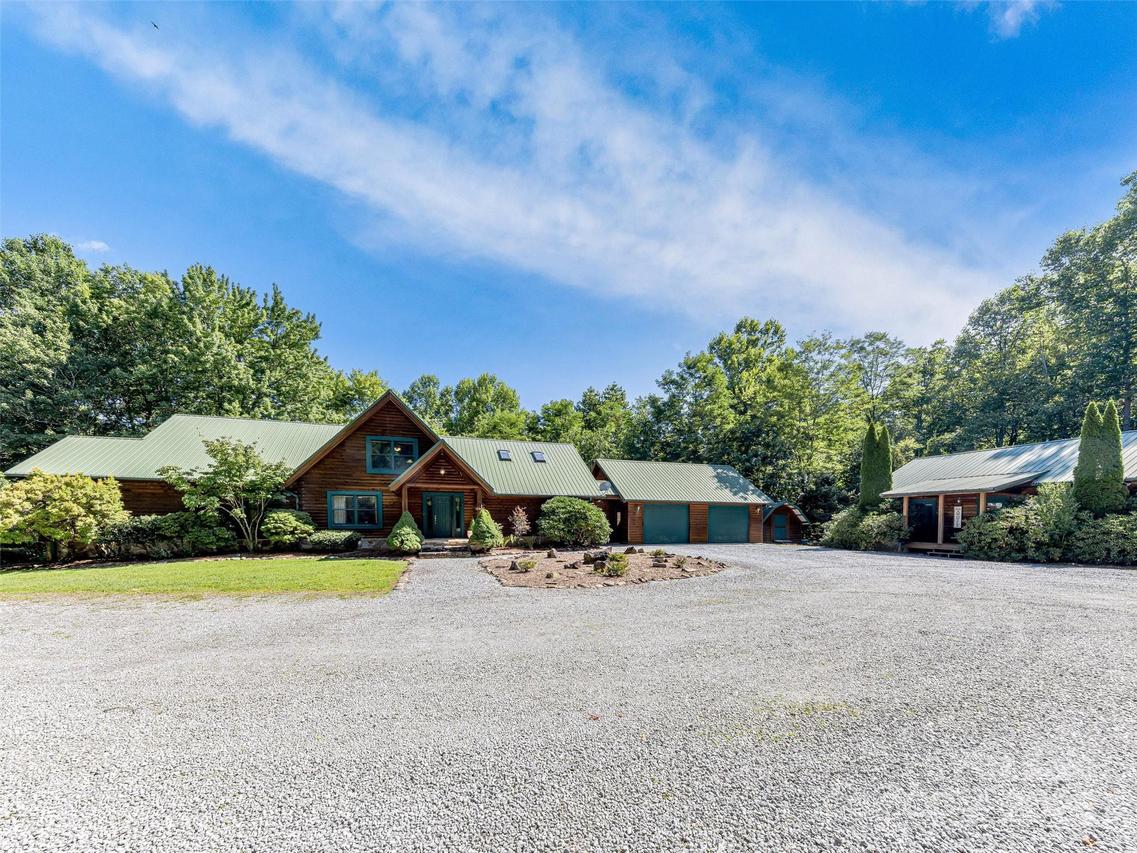 338 Fox Ridge Rd., Lake Toxaway, NC 28747