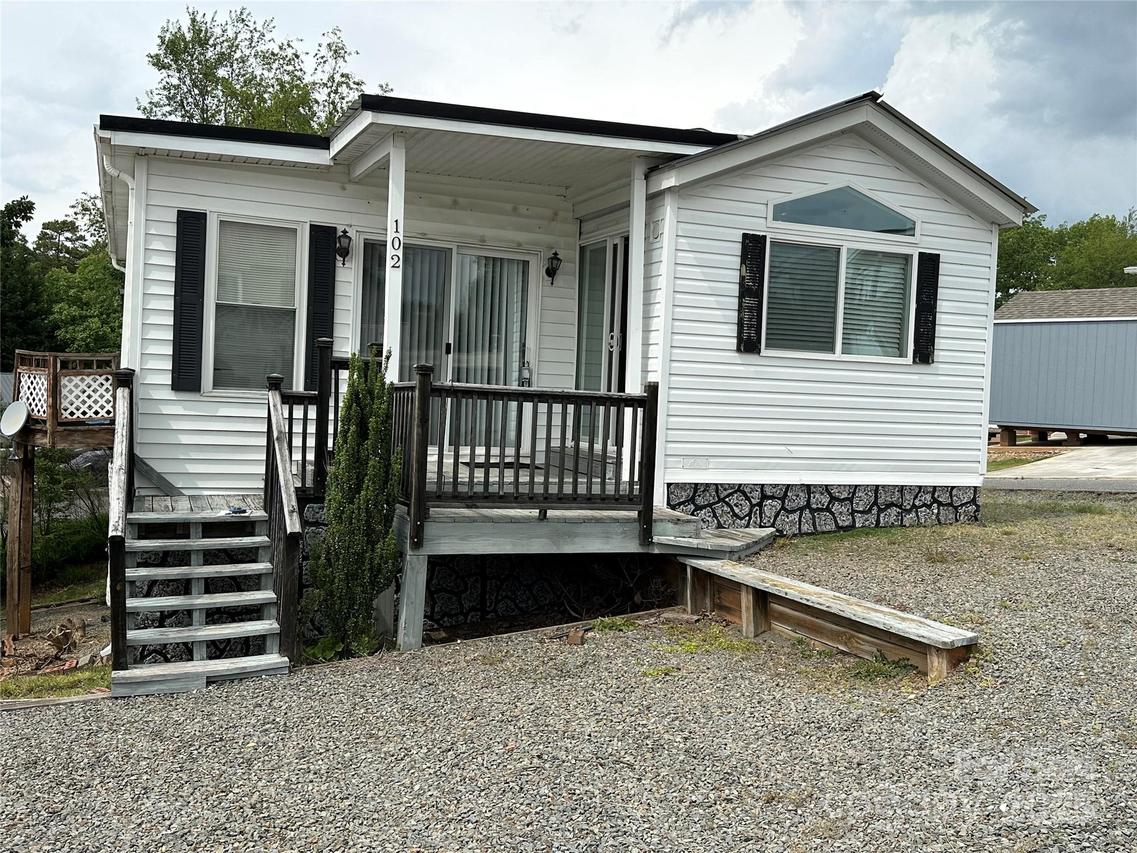 102 Eagle Ln., New London, NC 28127
