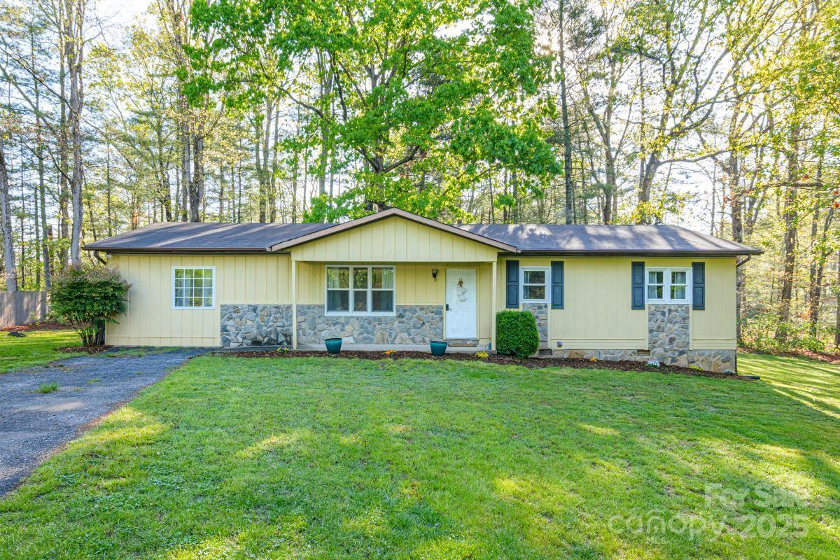 16 Stoney Nob Dr., Hendersonville, NC 28792