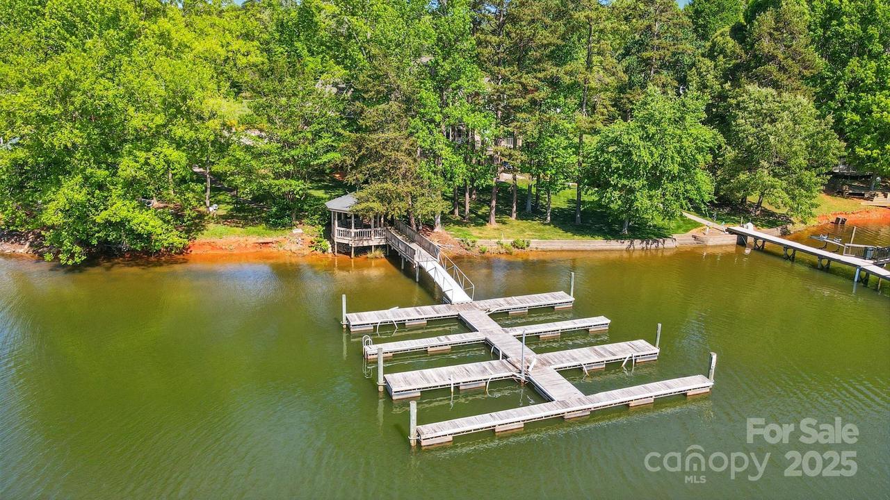 6712 Cove Ln., Sherrills Ford, NC 28673