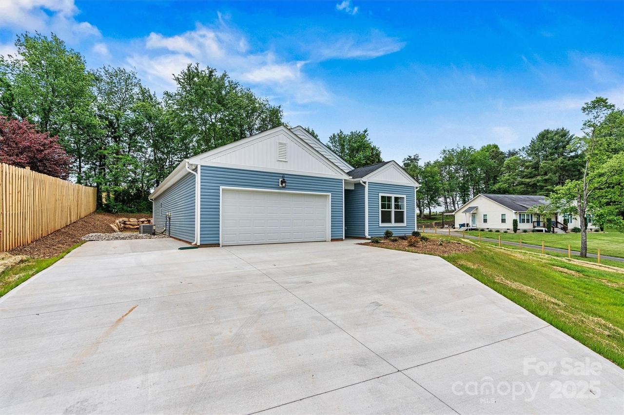 3567 Farmfield Dr., Claremont, NC 28610