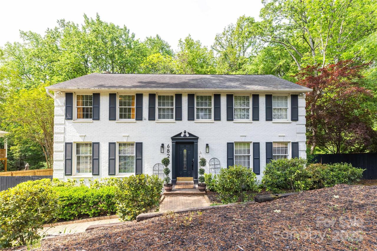 6826 Rollingridge Dr., Charlotte, NC 28211