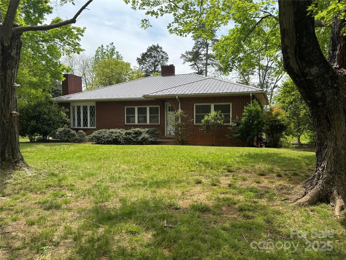 1305 W 5th Ave., Lexington, NC 27295