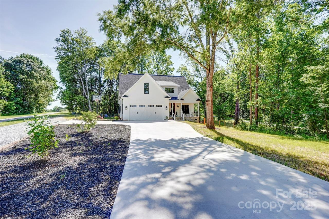 1030 Little Cowgirl Ln., Cleveland, NC 27013