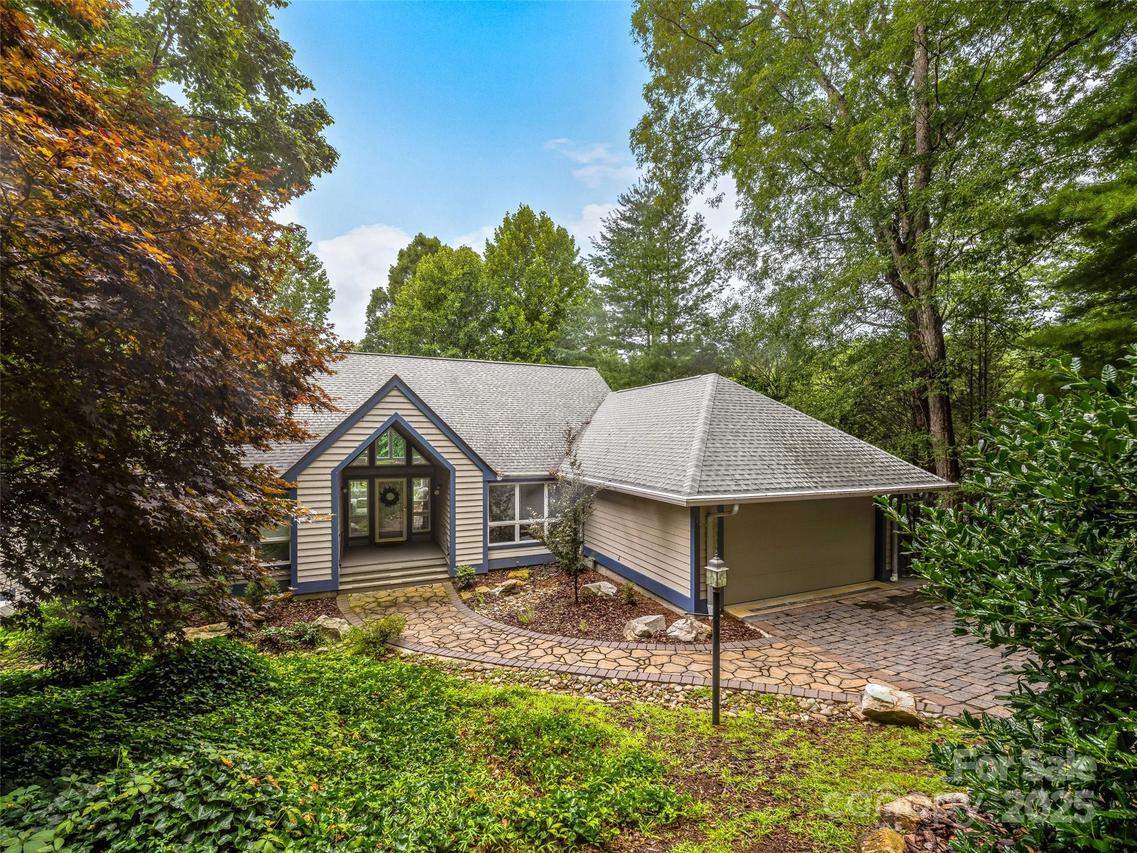 209 Fern Creek Dr., Flat Rock, NC 28731