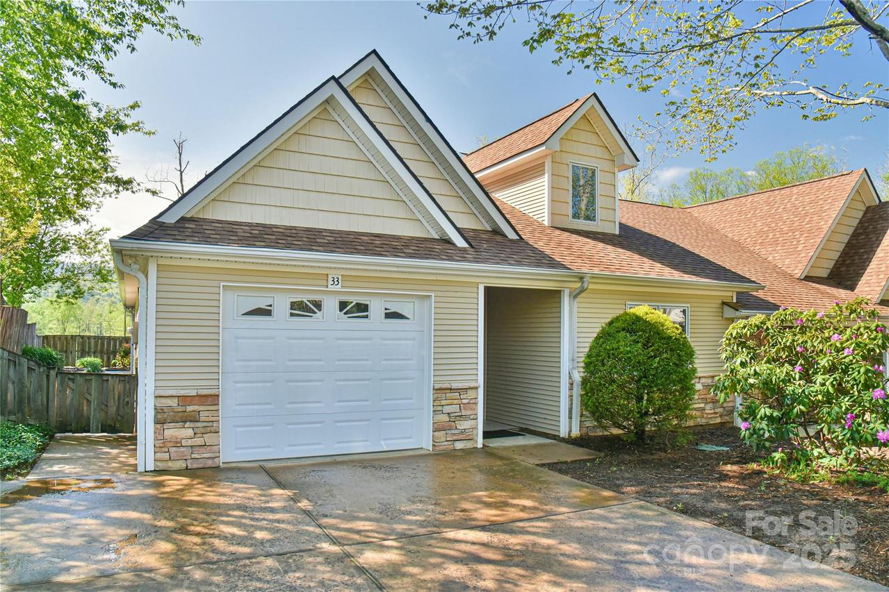 33 Honeycomb Cir., Swannanoa, NC 28778