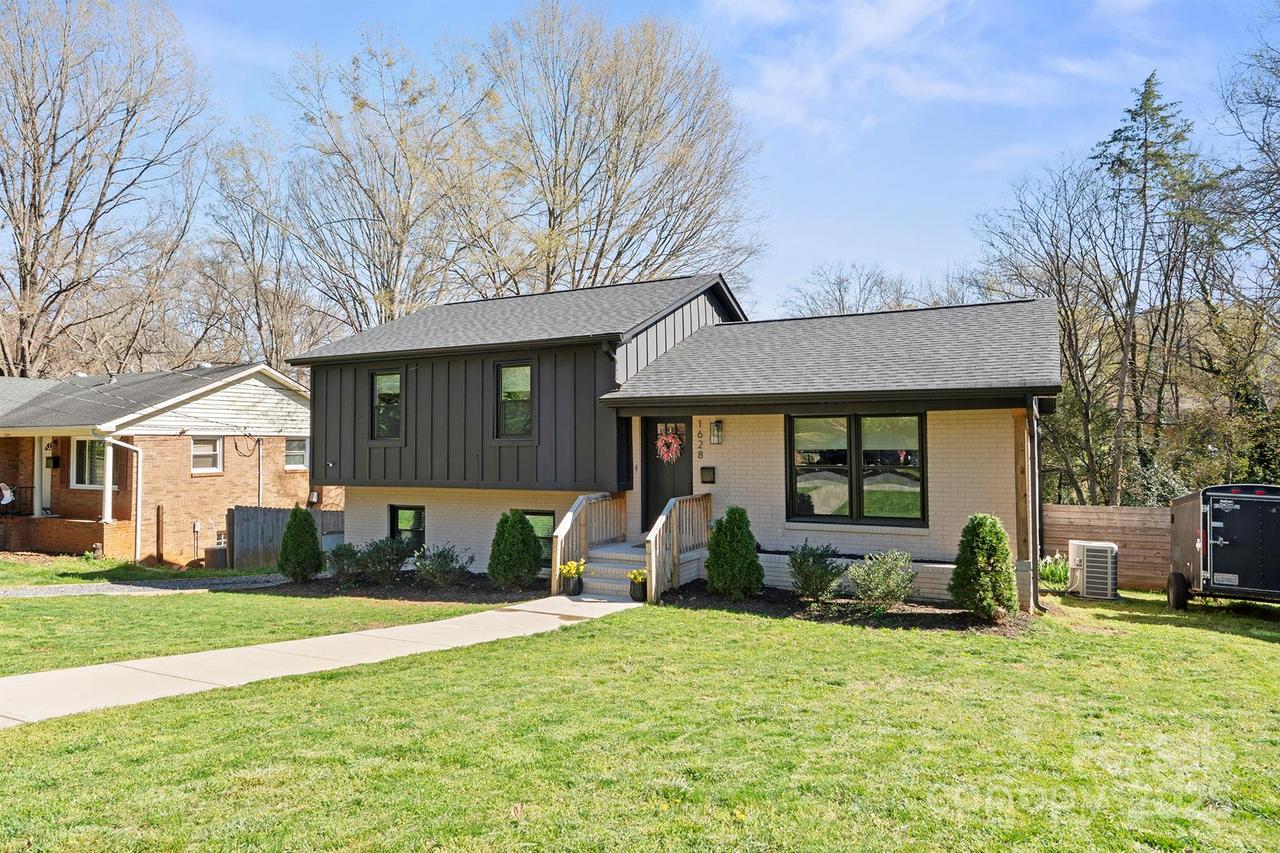 1628 Starbrook Dr., Charlotte, NC 28210