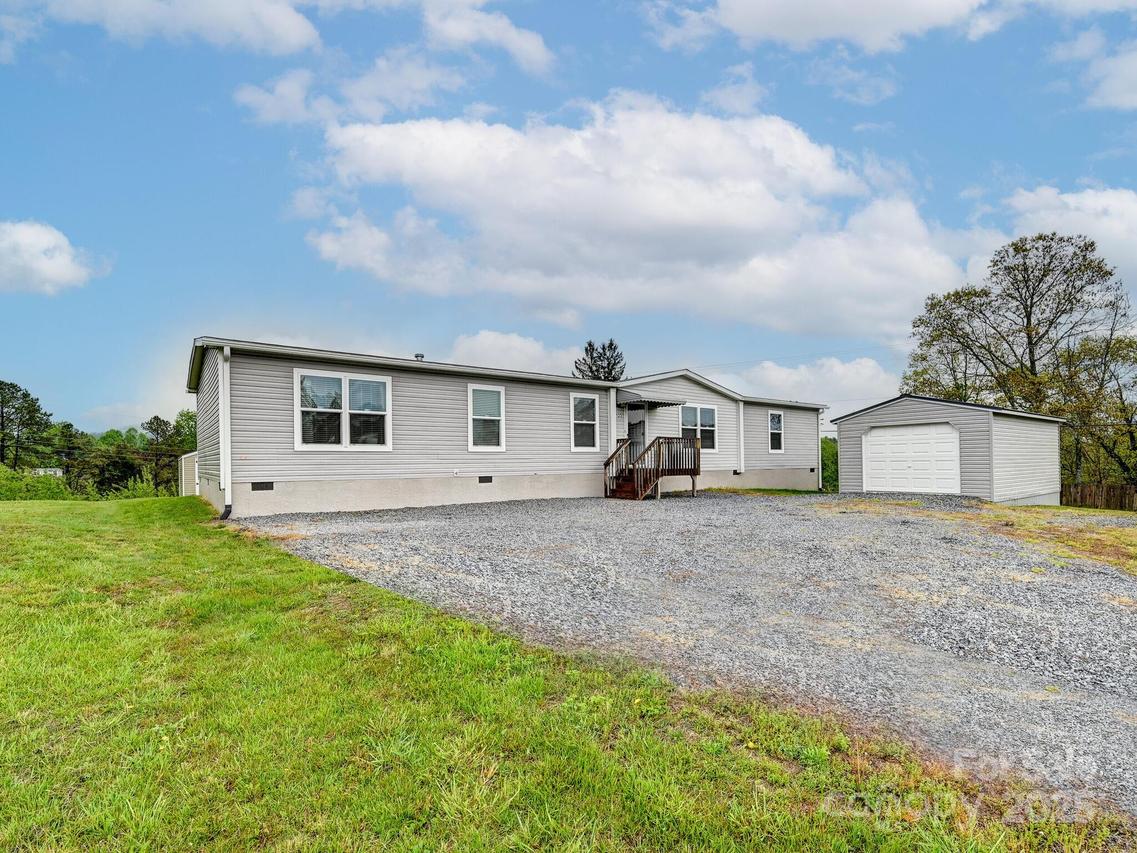 123 Big Oak Rd., Hendersonville, NC 28792