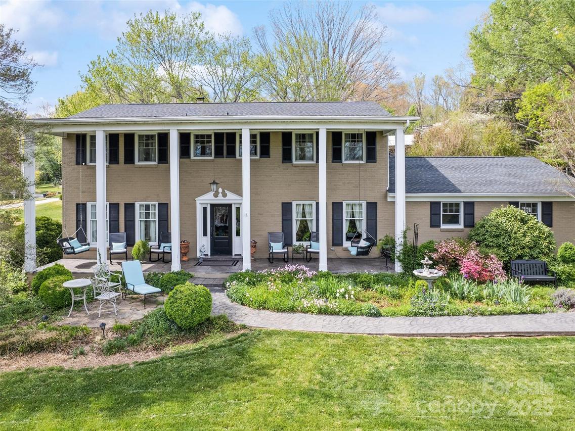 60 Club Knoll Ave., Waynesville, NC 28786