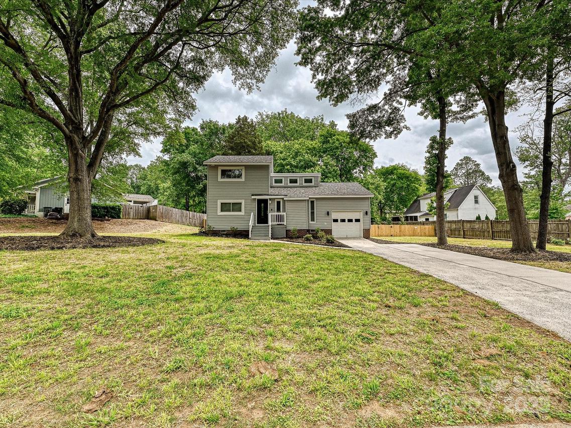 11712 Mirror Lake Dr., Charlotte, NC 28226