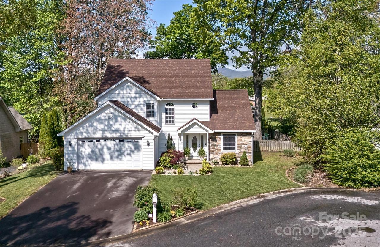 301 Theron Ct., Candler, NC 28715