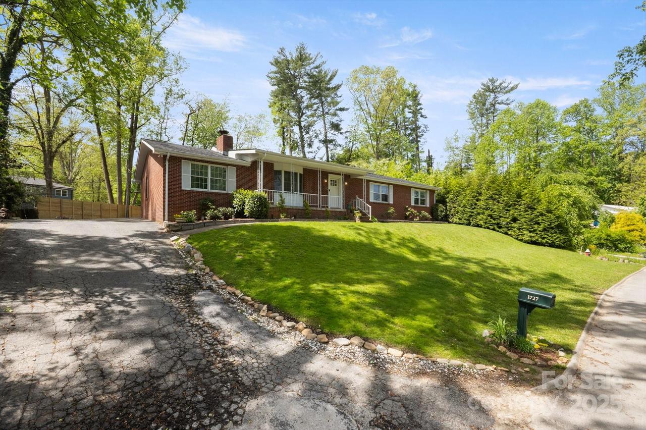 1727 Meadowbrook Ter., Hendersonville, NC 28791