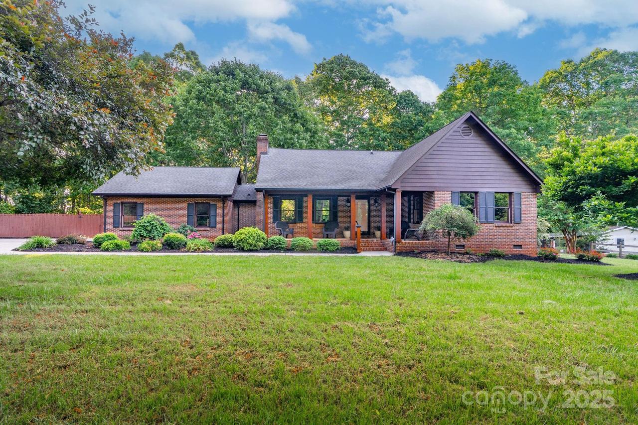 2202 Bearskin Ln., Monroe, NC 28110