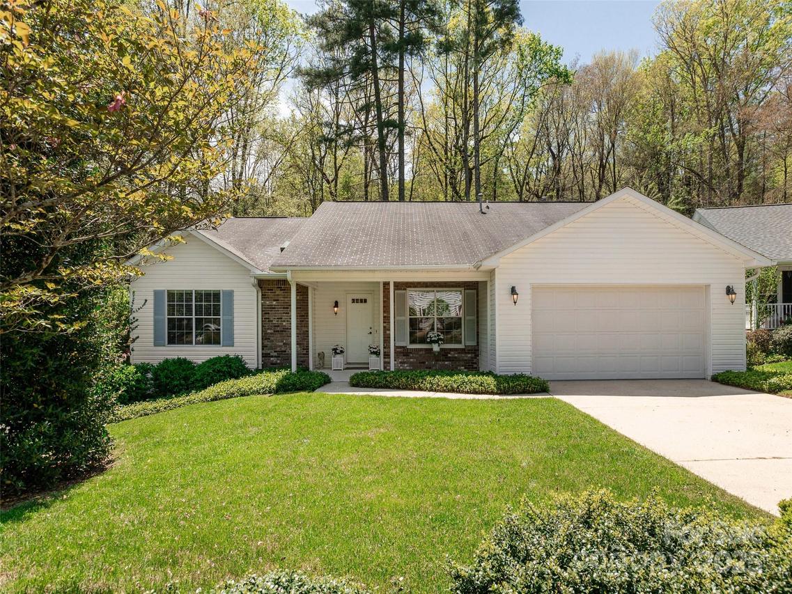 2921 Middleton Pl., Hendersonville, NC 28791
