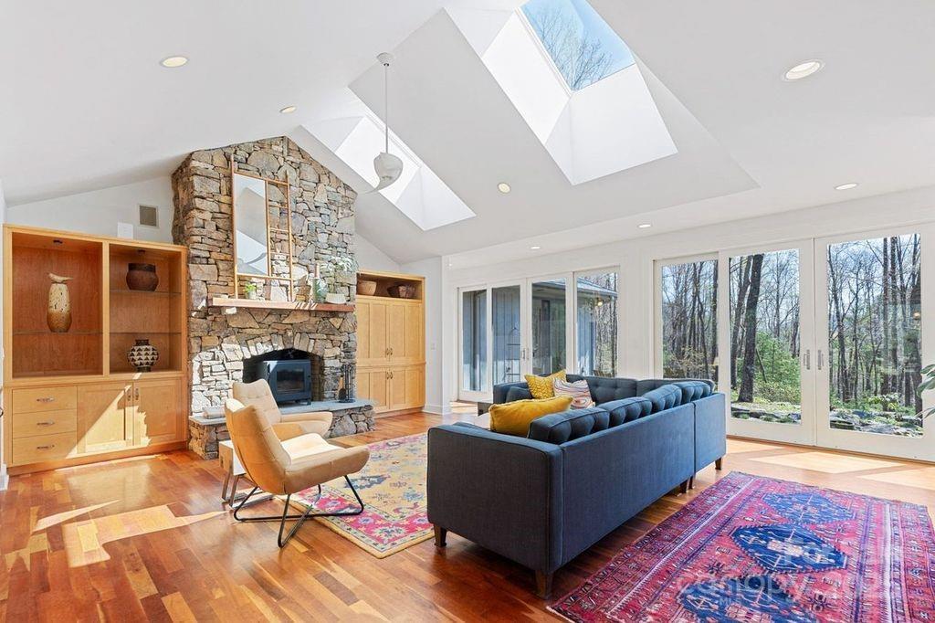 425 Bull Creek Rd., Asheville, NC 28805