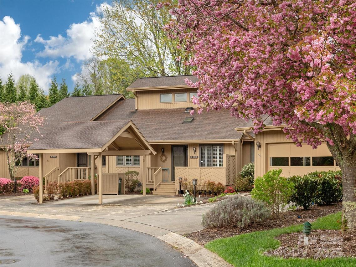203 Wild Oak Ln., Hendersonville, NC 28791
