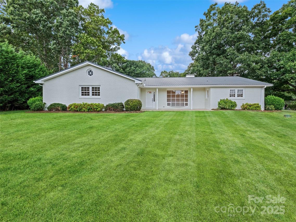 106 Whispering Hills Dr., Hendersonville, NC 28792