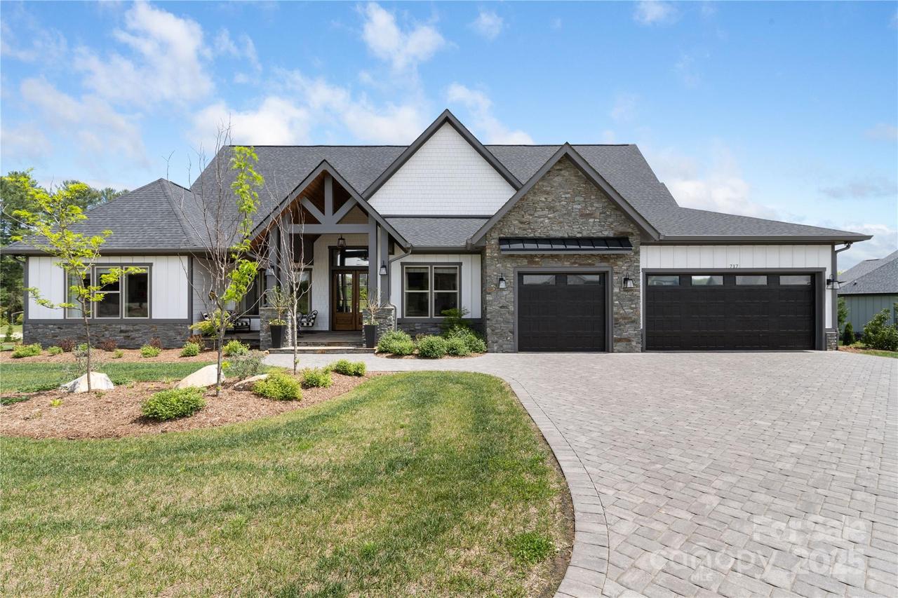 717 Daniel Circle Dr., Mills River, NC 28759