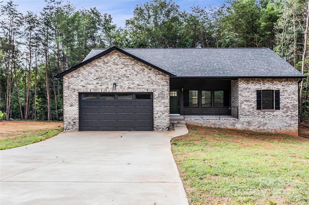 5751 Selkirk Dr., Hickory, NC 28601