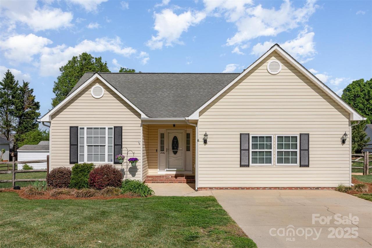 206 Summey Barker Dr., Dallas, NC 28034