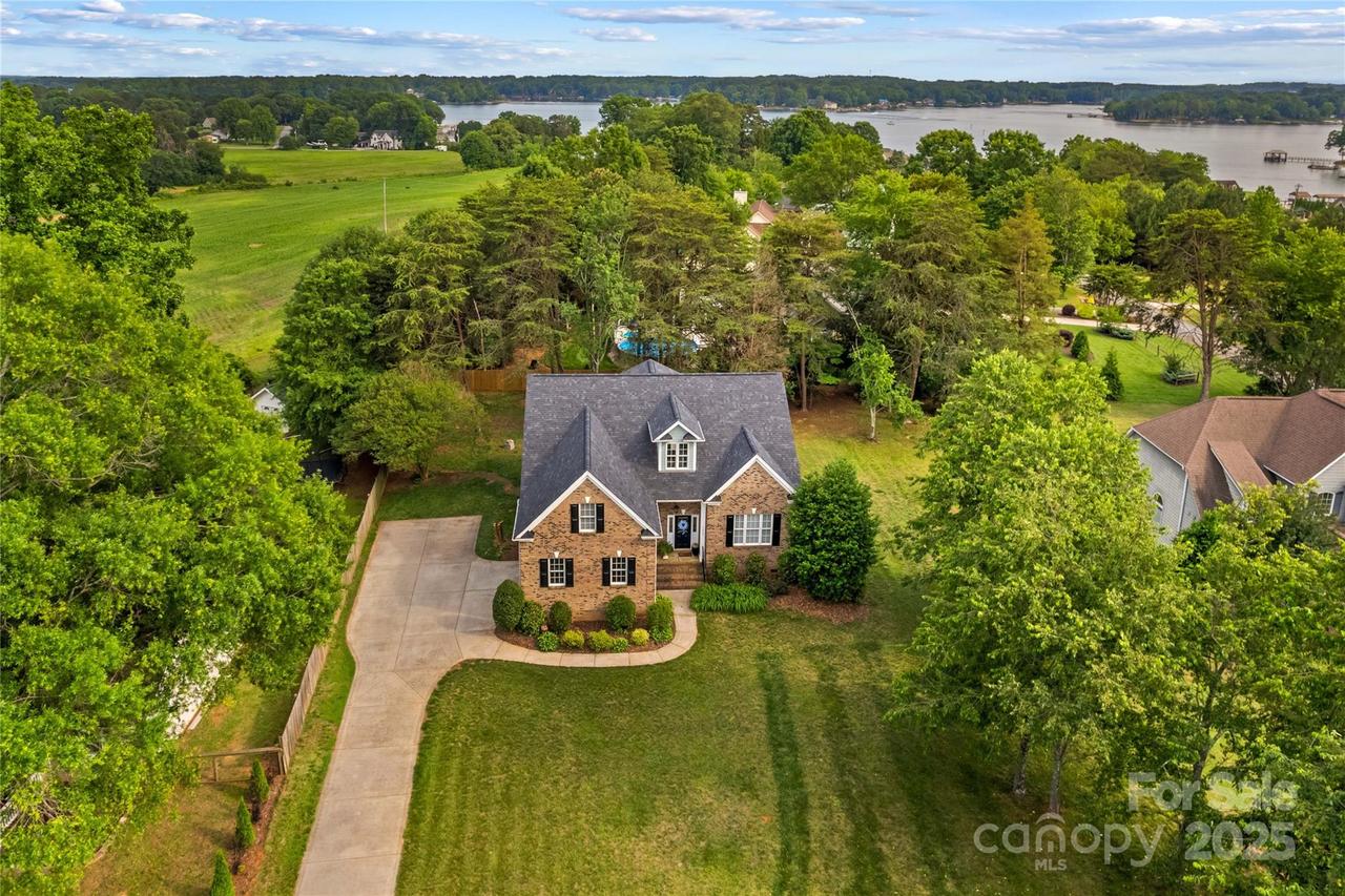 7923 Mountain Shore Dr., Sherrills Ford, NC 28673