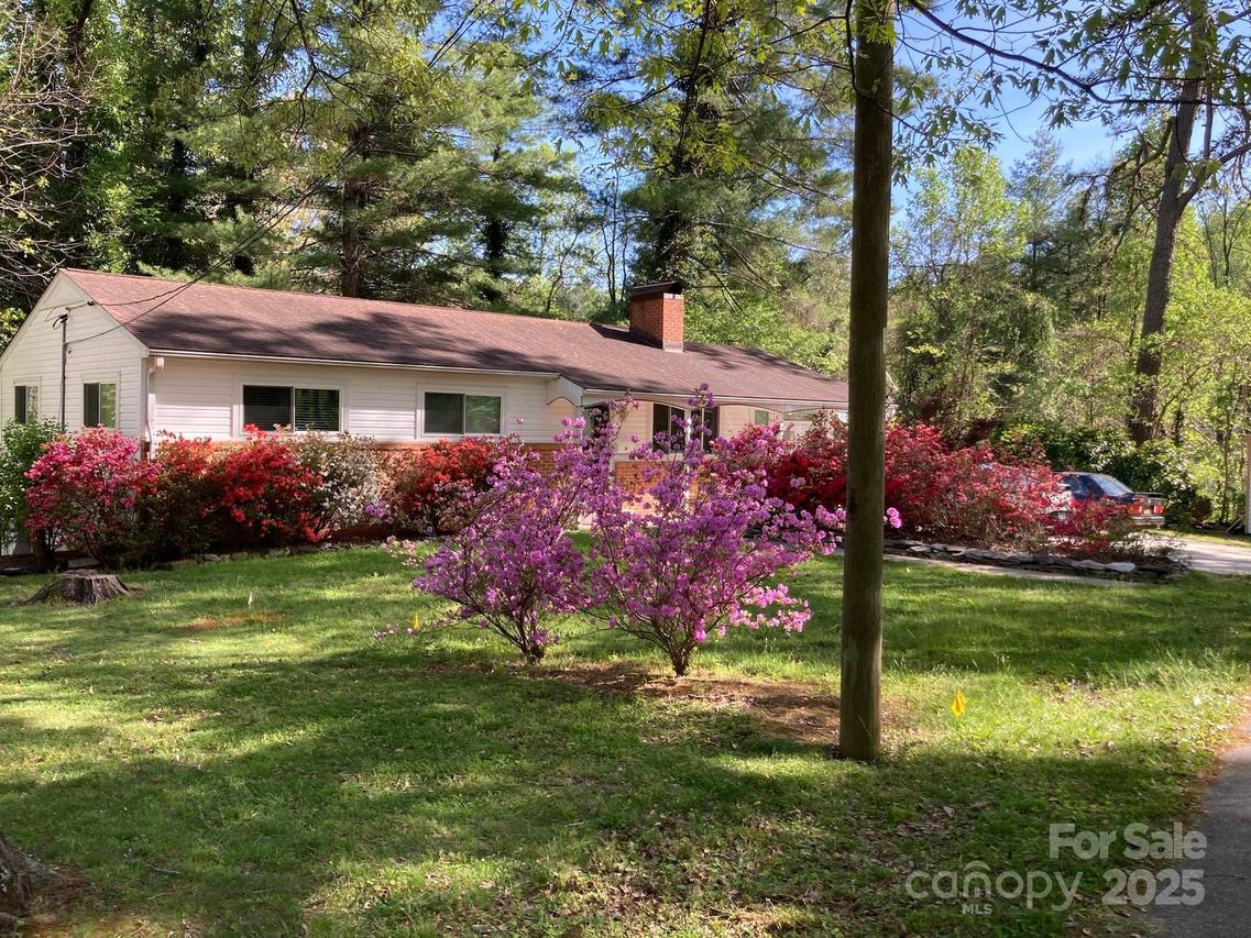 34 Hillpark Dr., Hendersonville, NC 28739